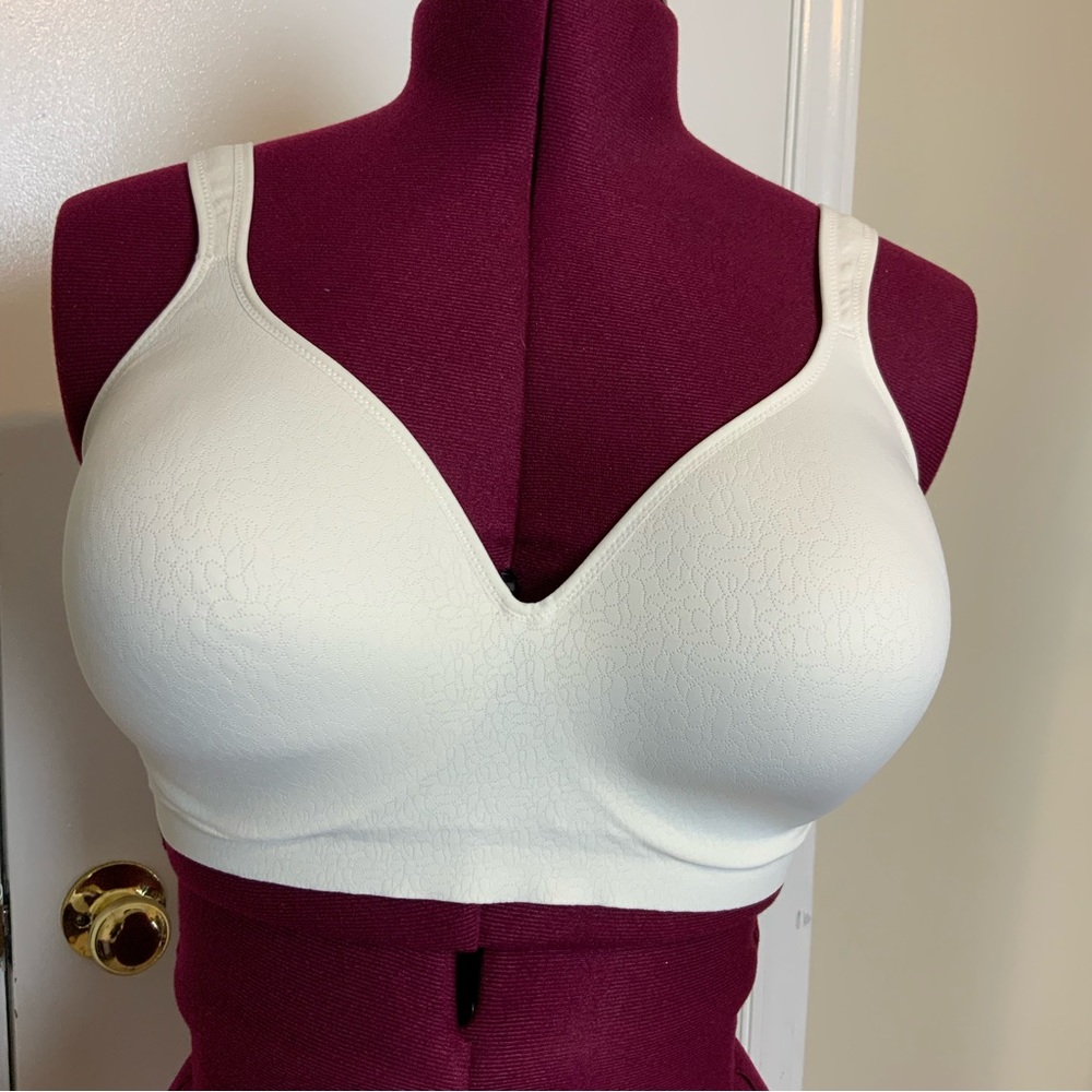 NWOT Secret Treasures Ivory Wireless light padding Bra 38 DDD
